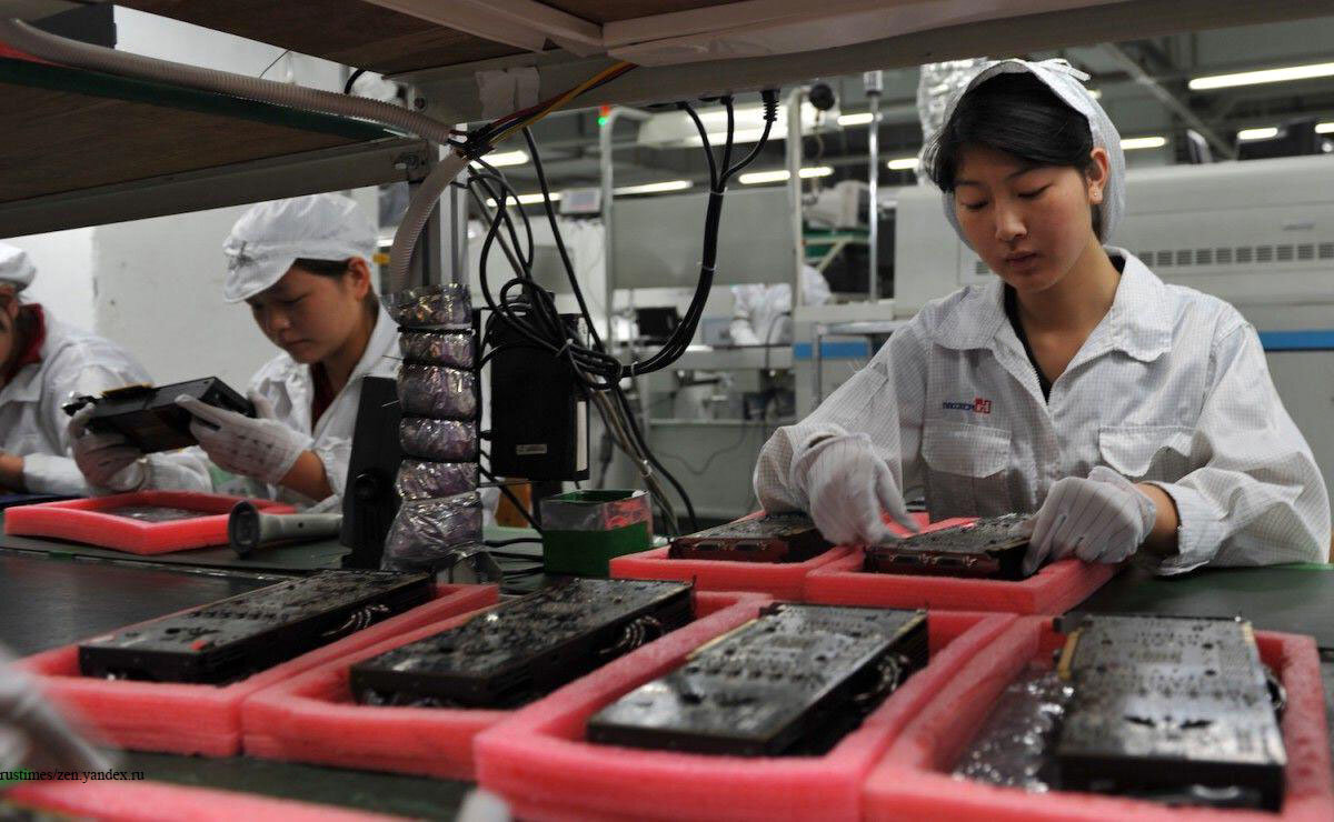  Рабочие  Foxconn (дочерной компании  Apple)