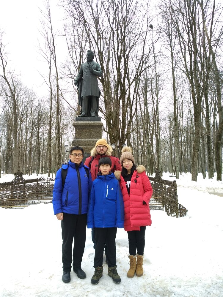 Мы отлично погуляли по городу, гости очень интересовались мельчайшими нюансами истории Смоленска и даже согласились записать небольшое приветственное видео, в котором отметили, что Смоленск – прекрасный город, который должны обязательно посещать люди из самых разных стран. Спасибо на добром слове, так и будет.