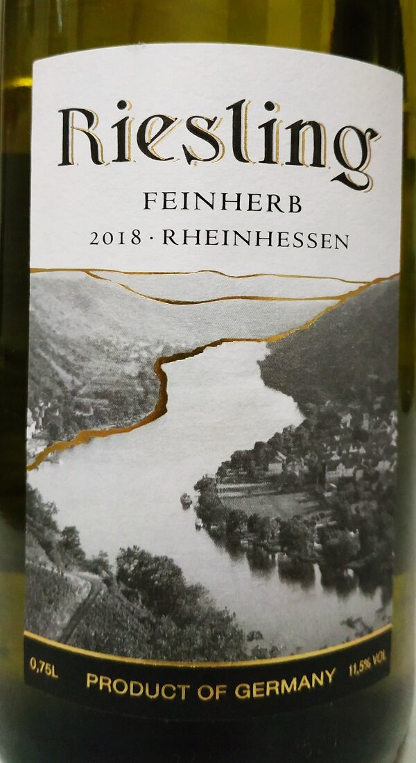 Вино рислинг белое пятерочка. Dr. Willkomm Riesling Feinherb, 2018. Вино Riesling Feinherb Rheinhessen 2018. Рейнхессен Германия Рислинг вино. Вино Riesling Feinherb 2019 Rheinhessen.