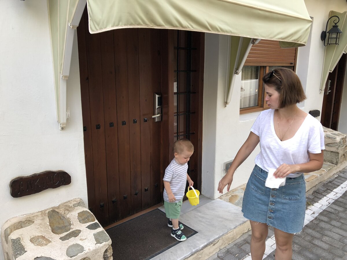 Выход во двор. Здесь находится парковка для проживающих в домике