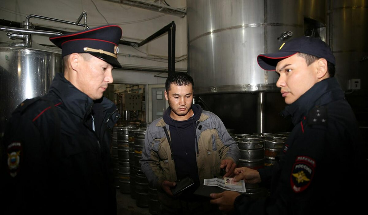 ПОЛИЦИЯ ПРОВЕРЯЕТ ДОКУМЕНТЫ У МИГРАНТА В ЯКУТСКЕ. ФОТО С САЙТА NEWS.YKT.RU