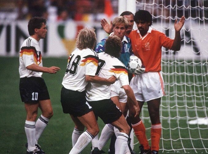 Самый яркий эпизод из многолетнего противостояния сборных Германии и Голландии – это, по-прежнему, два плевка Франка Райкаарда в Руди Феллера на чемпионате мира 1990 года в Италии. 24 июня 1990 года.