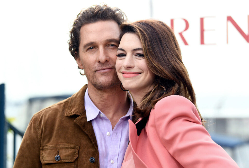 Мэттью МакКонахи и Энн Хэтэуэй на фотосъемке Aviron Pictures "Море соблазна"