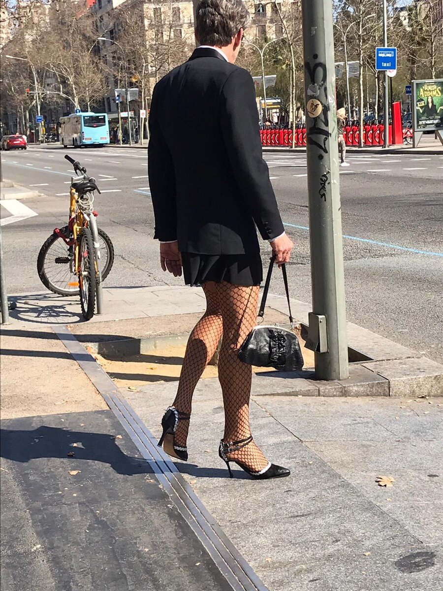 Несмотря на всю свободу нравов, вот это совсем НЕ ТИПИЧНО для улиц Барселоны. Тут люди уже начали косо поглядывать, но исподтишка. 