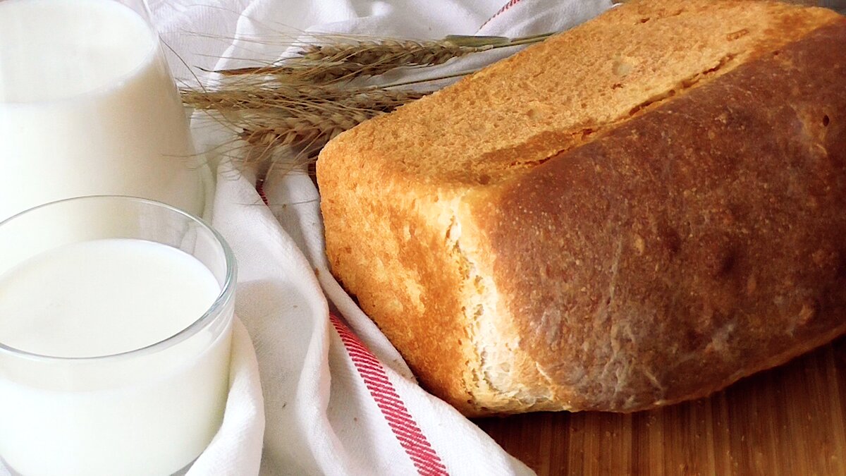Белый хлеб с молоком рецепт. Хлеб и молоко. Молочный хлеб. Хлебобулочные изделия и молоко. Пшеничный хлеб с молоком.