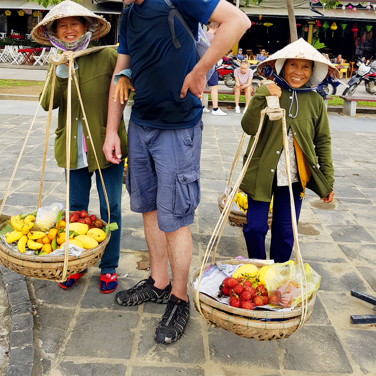 Прости меня, любимый товарищ-муж за то, что я тебе голову снесла: но очень уж очаровательные и милые вьетнамки на фото, не могу их не поставить :)))