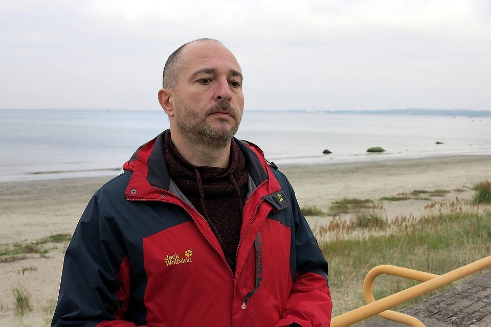 Наш собеседник - писатель и киносценарист Дмитрий МИРОПОЛЬСКИЙ, чей роман «Тайна трёх государей», выпущенный издательством «Комсомольская правда», уже называют российским бестселлером года (165,000 экземпляров за 8 месяцев продаж).
На снимке: писатель и киносценарист Дмитрий Миропольский в Таллинне перед встречей с читателями в клубе "Импрессум". 
Фото: Егор Васильев. 
Журналист: ЭЛЛА АГРАНОВСКАЯ, 11.10.2017