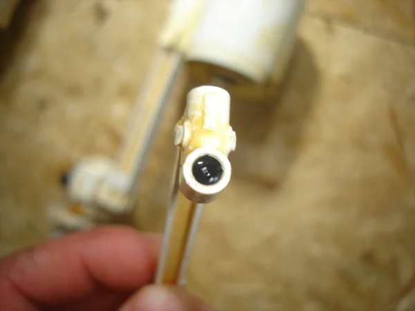 Задеревенелая запорная резинка в гнезде.