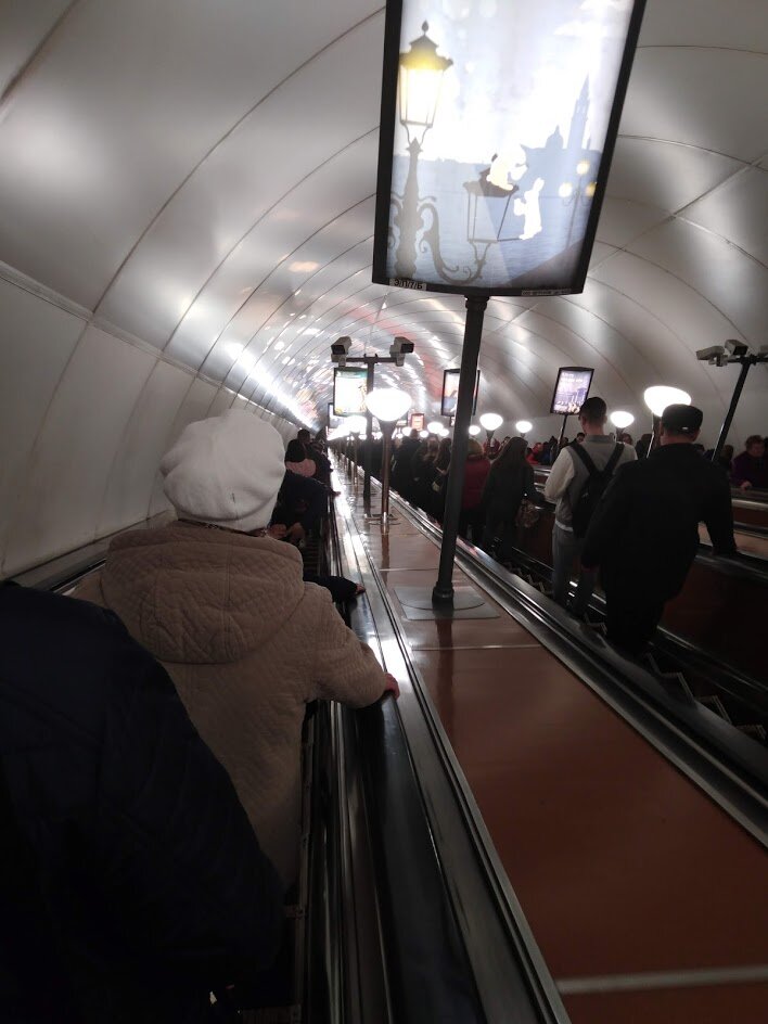 Уж полночь близится, а еще в метро