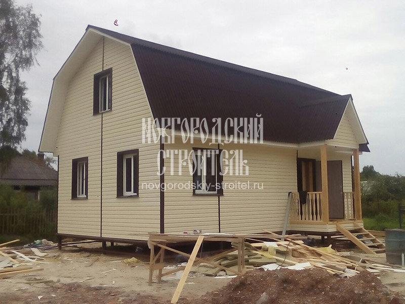 Практически законченная постройка с оригинальным декором стен - контрастными планками закрыты места стыков облицовки