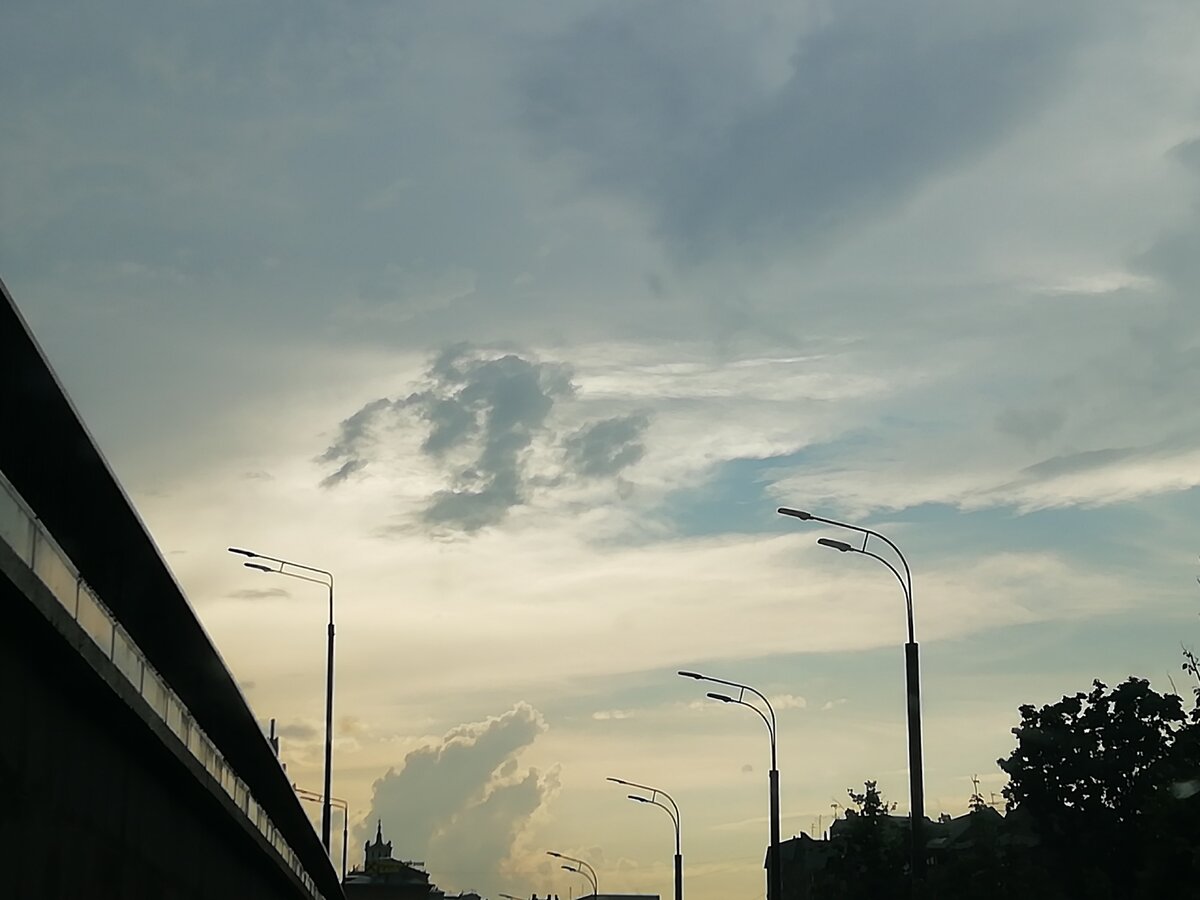 "Годзилла! Годзилла в городе!" - едва в ужасе не закричал я. Я в панике заметался по улице... Как скрыться от этого ужаса? Где спрятаться? Куда бежать?!  Но вдруг, краем глаза, увидел ошарашенные лица прохожих - их удивлённые глаза растерянно смотрели на меня. Я остановился тяжело дыша. Оглянулся вокруг и медленно поднял голову к небу. То что я увидел поразило, ошарашило, меня. Никакого Годзиллы не было и в помине... Это были, всего-лишь, облака!  Просто облака... Что же так меня напугало? Что такое со мной творится?.. Впрочем, это, скорее всего, так называемый синдром городского жителя - практически во всём видеть опасность. Значит и меня не минула чаша сия... Господи,каким-же дураком выглядел я!  Но знаете, а ведь небо, на самом деле, не такое уж и простое. Чего только не увидишь в нём: то - мчатся куда-то волшебные кони, то - распускаются прекрасные цветы, а то  и пришельцы пролетают в своих космических кораблях над планетой. Удивительное небо. Пугающее небо... 