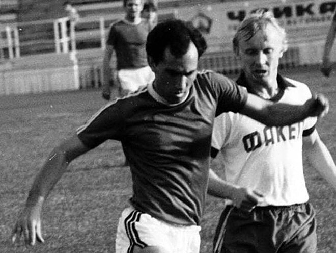 Это фото уже более позднее, не ростовского периода. Курбан Бердыев в форме «Кайрата»