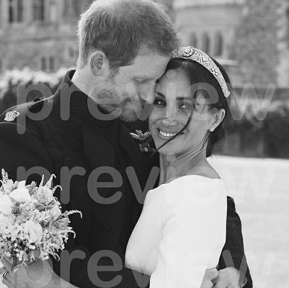  Вот такое новое фото вчера появилось в сети интернет. Меган Маркл и принц Гарри в день своей свадьбы. Счастливые и умиротворенные. На этом снимке особенно нам нравится принц Гарри.