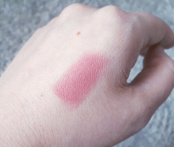 Тест оттенка помады Artdeco Perfect Mat на руке