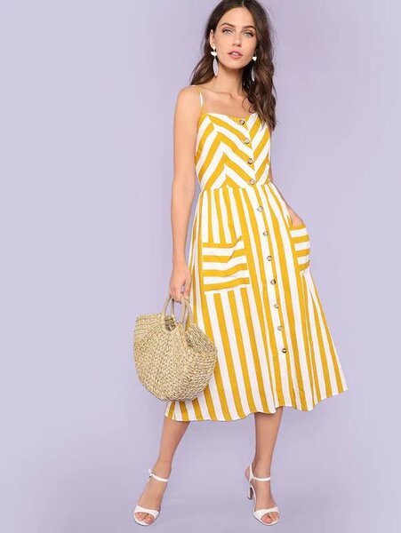 Модель с декоративными пуговицами