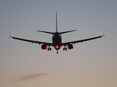 В Москве готовится сесть пассажирский "Боинг-737" компании "Аэрофлот" из Милана, у которого обнаружена неисправность. Сначала "Интерфакс" сообщил о предупреждении о разгерметизации, потом — о сбое в системе кондиционирования.  
Недалеко от минского аэропорта командир судна запросил экстренное снижение, получил разрешение, снизился до 7 тысяч метров и продолжил полет.

Посадка ожидается в Шереметьеве.
