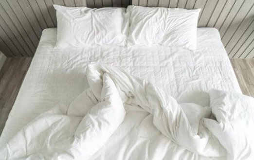 Постельное белье в отелях иногда может оказаться  нестиранным 