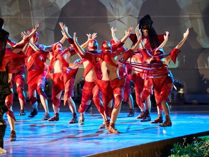 Сцена из спектакля "Грифон" в Херсонесе-Таврическом. Фото: vesti92.ru.