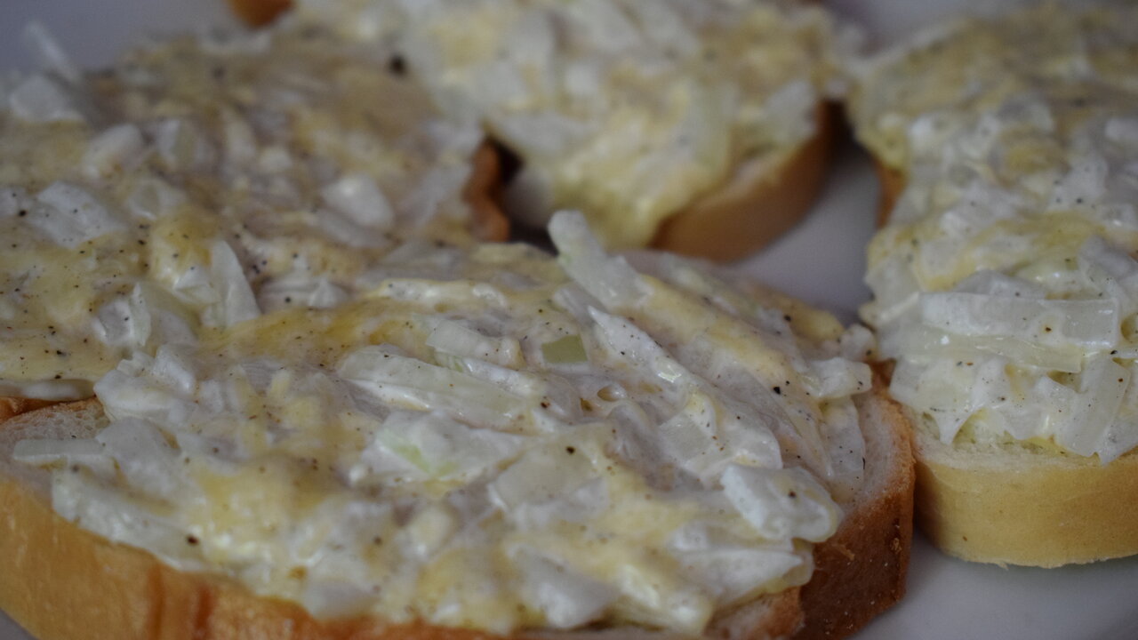 Горячий бутерброд с луком и яйцом. Горячий бутерброд с луком и яйцом