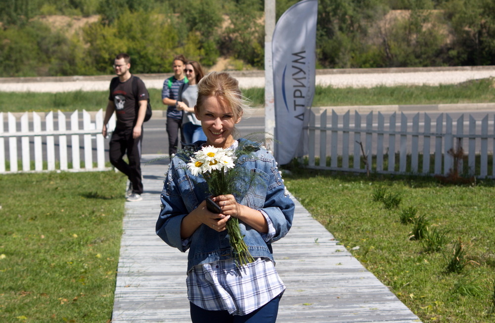 Хозяйка шатра Светлана Ведерникова с букетом
