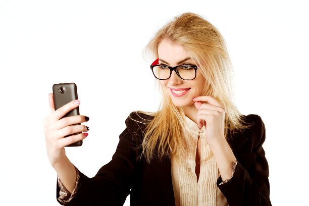 ФОТО:Как бы ни старались феминистки уравняться в правах с мужчинами, но при прочих равных, специалиста мужчину воспринимают более компетентным, чем женщину. Чтобы успешно конкурировать с сильным полом дамам надо осваивать искусство маскировки. Когда-то даже прятать свою женственность. Отсюда офисный пиджачный дресс-код и убранные в хвост или пучок волосы.