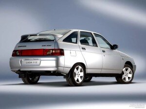 Кстати, традиционно считается, что кузов ВАЗ-2112 крепче, чем у «пятнашки», однако в данном случае все зависит, во-первых, от качества сборки, во-вторых, от условий эксплуатации. Не стоит забывать, что кузов быстрее «даст слабину» в регионах с жесткими погодными условиями, чем в тех, где климат умеренный или мягкий. Поэтому в данном случае можно говорить о некоторой субъективности такого вывода.