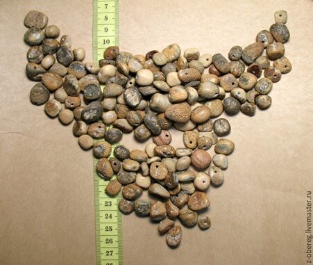      Бусины из камней и кости  