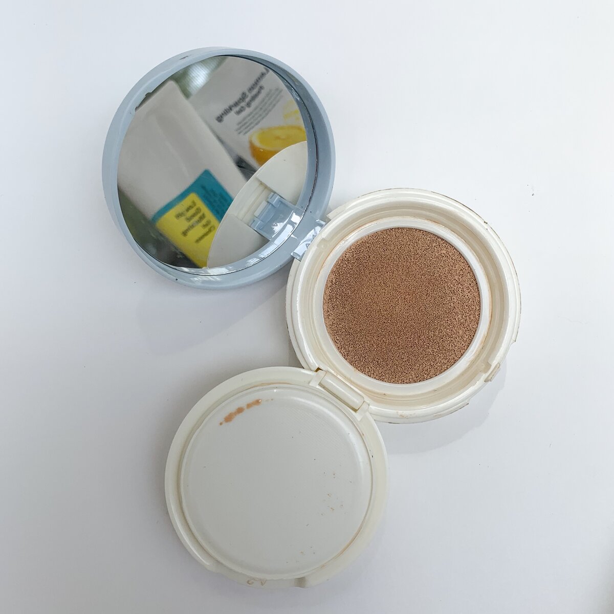 Подушечка кушона пропитана тональным средством, которое при помощи спонжа распределяется по коже тонким, назаметным слоем. По наблюдениям, кушон в разы меньше забивает поры и способствует появлению черных точек, чем классическая пудра. 