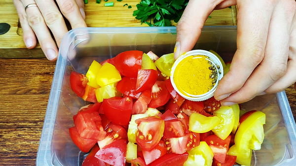 Никогда не думала, что меня можно удивить салатом из помидоров. Вкусно так, что ни капли заправки не остается. Хлеб в…