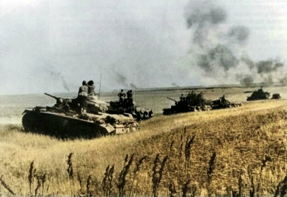 Немецкие танки Pz.Kpfw. III на исходной позиции для атаки под Сталинградом. 1942 г.
