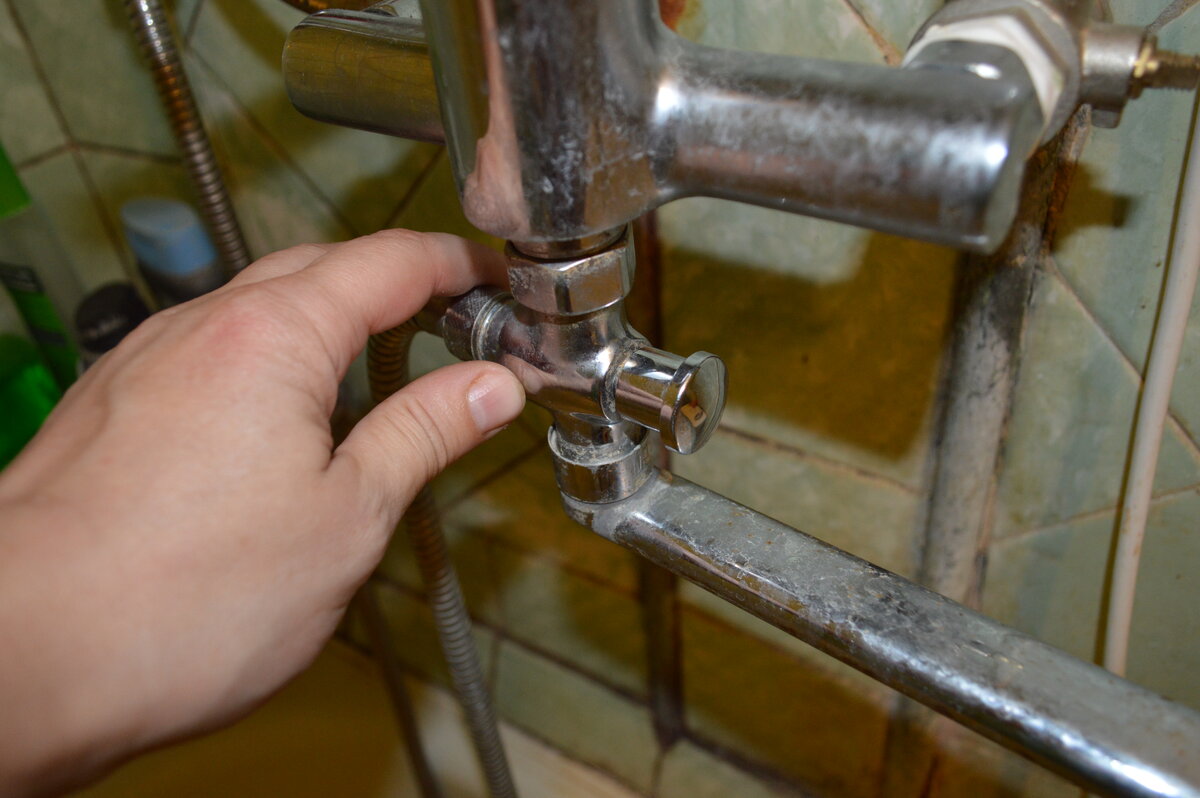 Подкручиваю смеситель в ванной