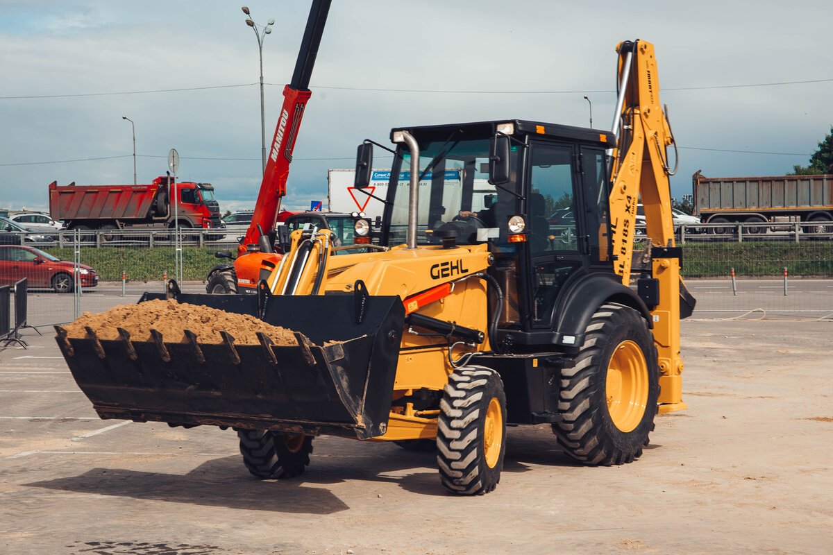 Экскаватор-погрузчик GEHL GBL 818S
