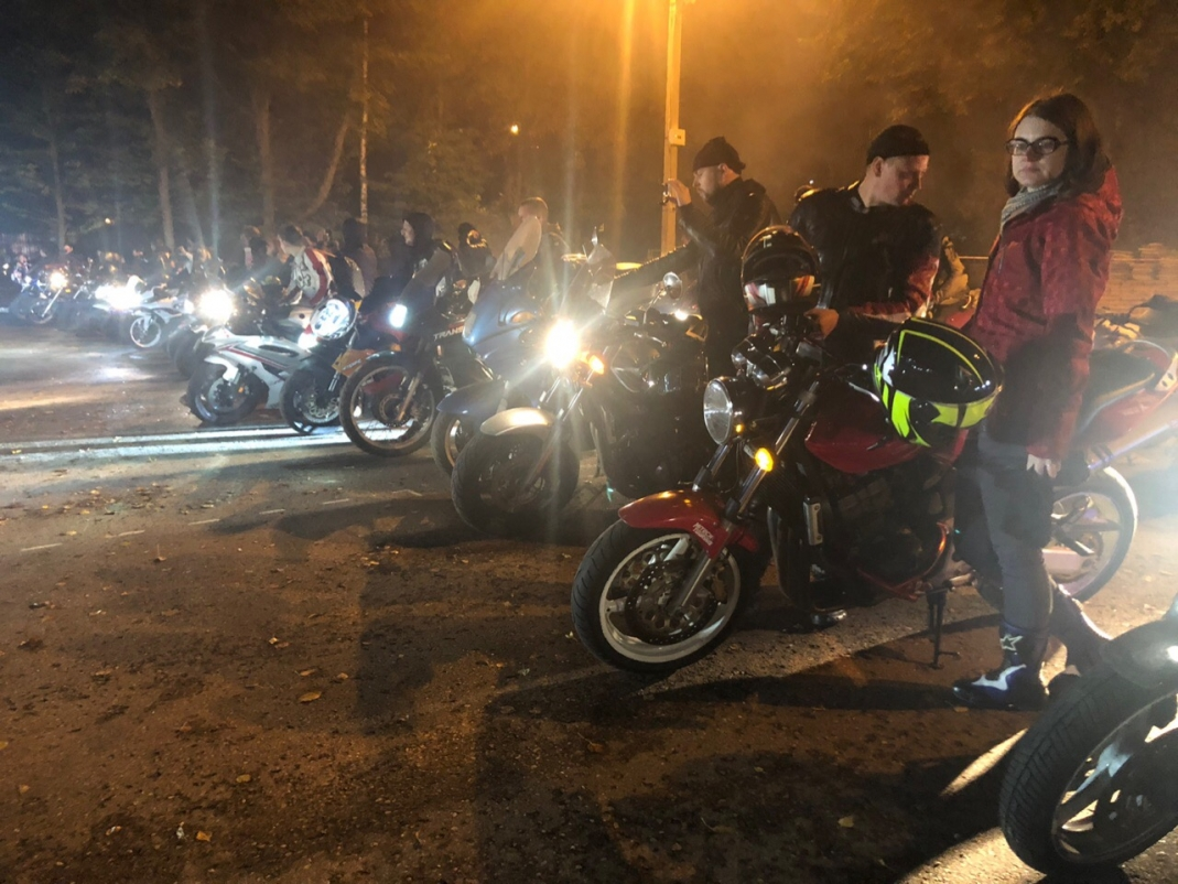 Не смотря на плохую погоду собралось много народу.