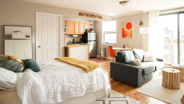 Сегодня на рынке недвижимости такая планировка не редкость. Застройщики предлагают как готовые решения эконом-класса, так и более дорогие объекты.