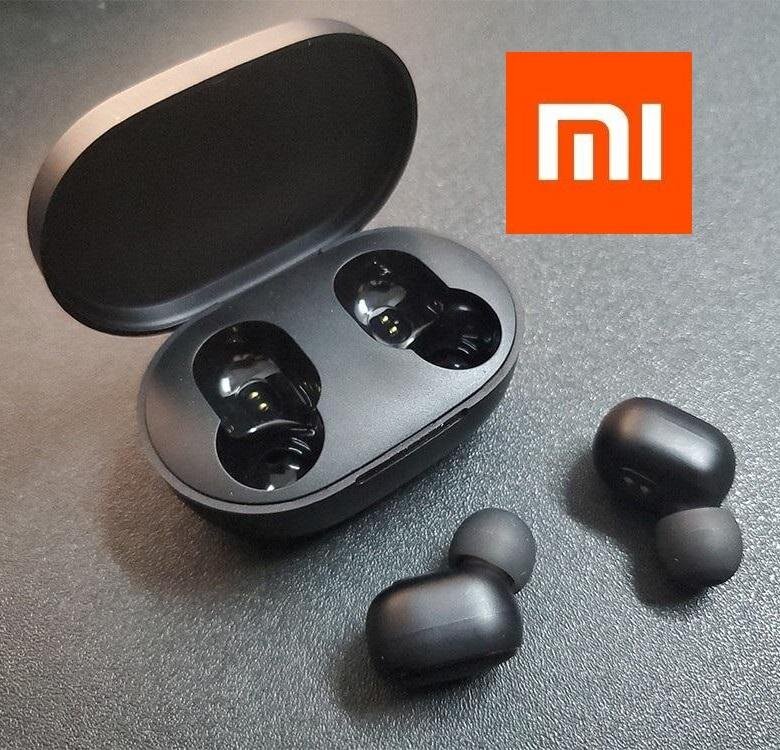 Открытый кейс и наушники крупным планом