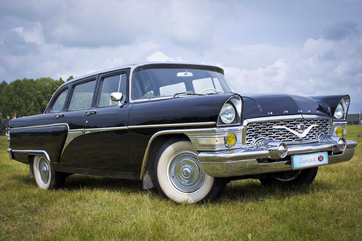 По сравнению со своим предшественником новый «Москвич» получил более современный экстерьер и более совершенный по конструкции кузов. Кузов сваривался из нескольких технологических подсборок, что упрощало сборку автомобиля и кузовной ремонт в процессе эксплуатации. Оперение было выполнено съёмным, на разъёмных болтовых соединениях. Дизайн был достаточно незамысловатым и утилитарным, но на тот момент вполне современным. Внутреннее оформление кузова также было значительно улучшено. Как и на прошлой модели, переднее сиденье представляло собой цельный диван с раздельными спинками и «гаражной» регулировкой по расстоянию от педалей (за счёт перестановки сиденья на крепёжных шпильках), но теперь оно предусматривало возможность раскладывания в практически ровное спальное место для отдыха в дороге«Чайка» — легендарный автомобиль СССР, на котором ездил Сталин Если бы у владельца личного автомобиля в Советском Союзе спросили, какую машину он хотел бы иметь, то большинство ответило — «Чайку»! Чем же таким прельщала взоры советских людей эта автомобильная марка. Первым, пожалуй, было то, что такой автомобиль было невозможно приобрести в личное пользование (а чего нельзя – того больше всего и хочется). Вторым было то, что весь внешний вид «Чайки» указывал на солидность и очень высокий статус ее владельца. Еще одним моментом было то, что огромный расход топлива никого не пугал в советское время – горючее стоило сущие копейки.