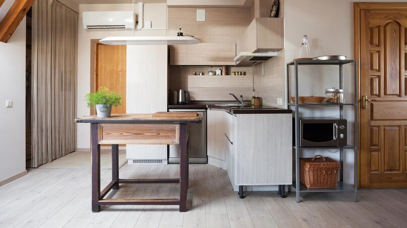 Светлая кухня в стиле Кантри, напольная плитка под дерево, вместо чистого белого используется более мягкий молочный цвет