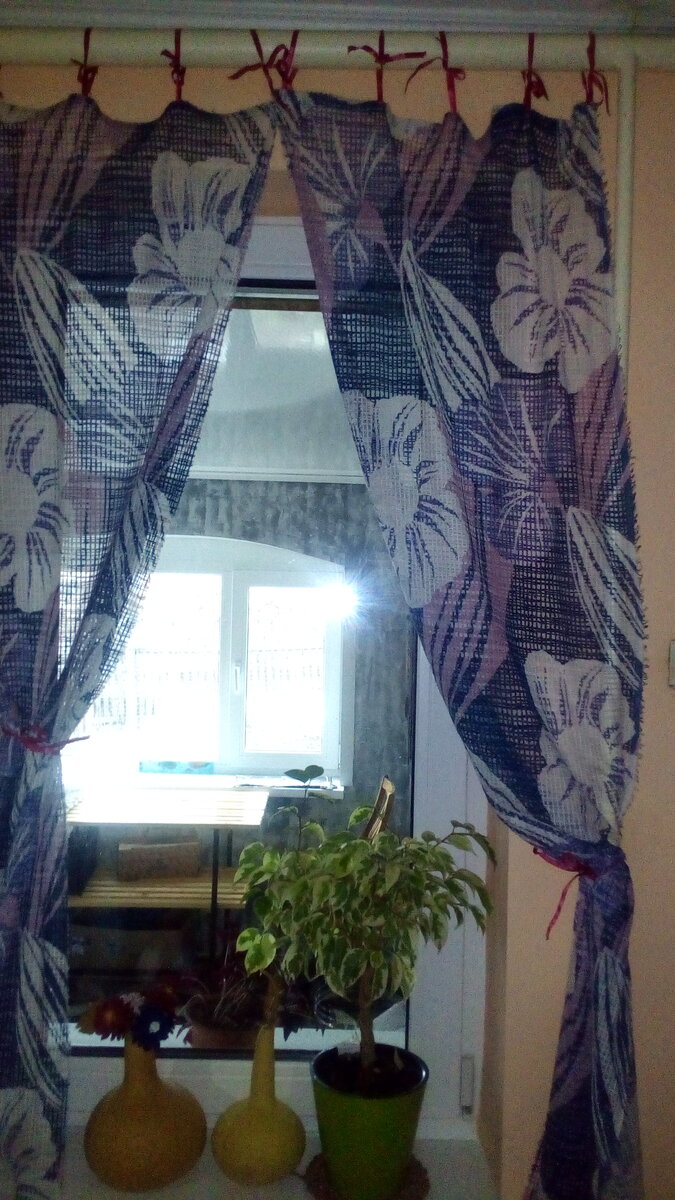 Фото автора. К шторе пришиты яркие ленточки , с помощью которых шторы бантиками привязаны к батерее( как карниз).