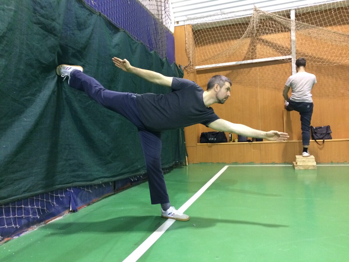 Упражнение на раскрытие суставов и на равновесие.