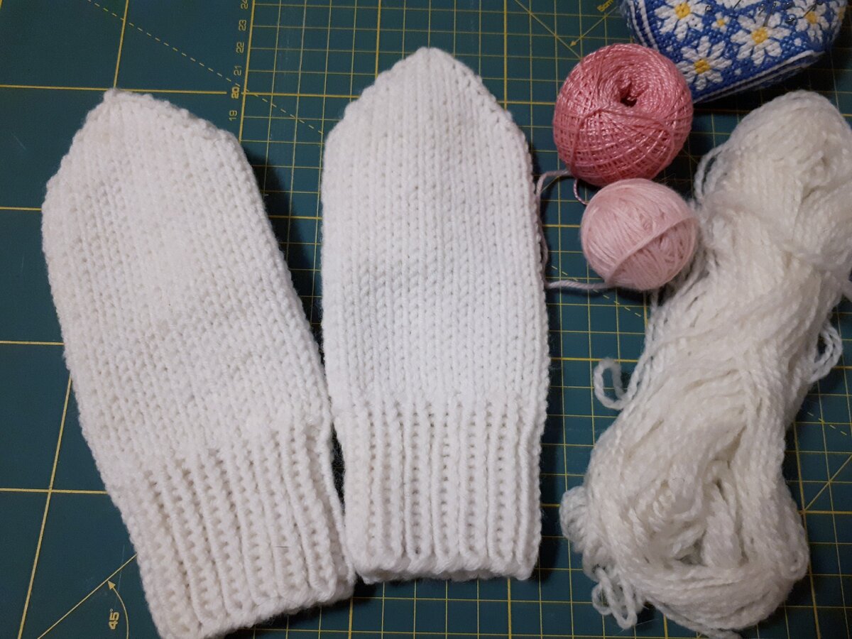Варежки связаны лицевой гладью