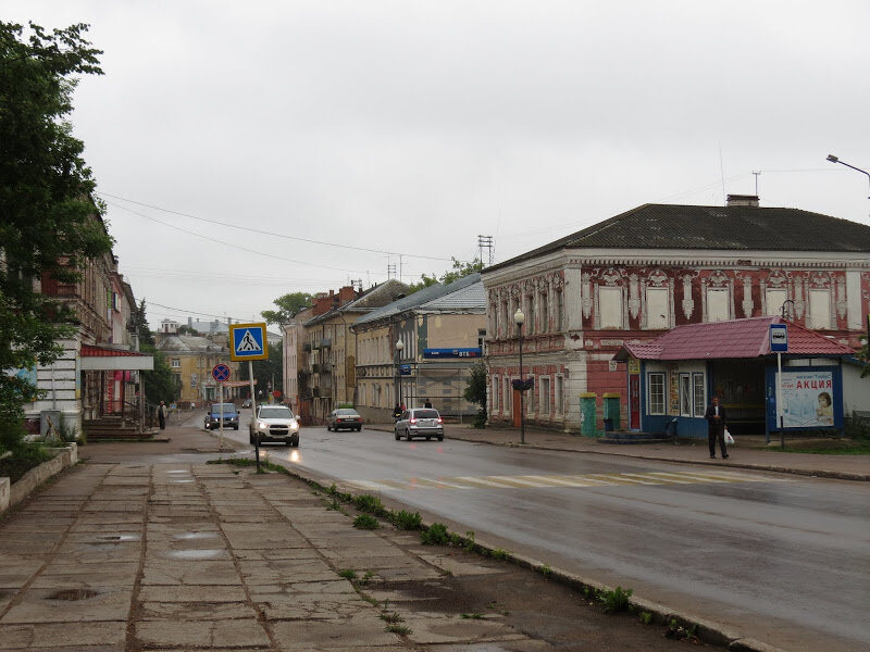 Несмотря на огромный ж.д. узел и пару заводов, город все равно остаётся очень мелким - всего 22 тыс. жителей. Село с названием Бологое известно ещё давно, более 500 лет. Но развиваться это место начало только с появлением железной дороги, а статус города получило лишь в 1917 году.

