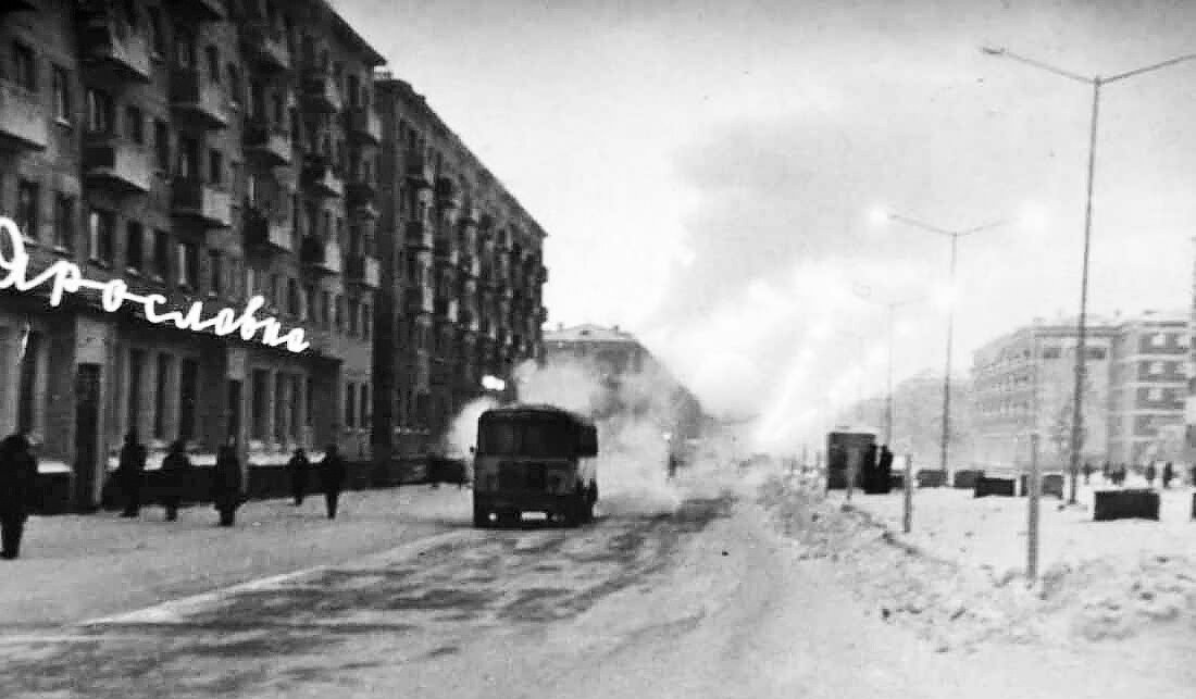 Магазин женской одежды "Ярославна". В пару ему был и магазин мужской одежды - "Святослав"