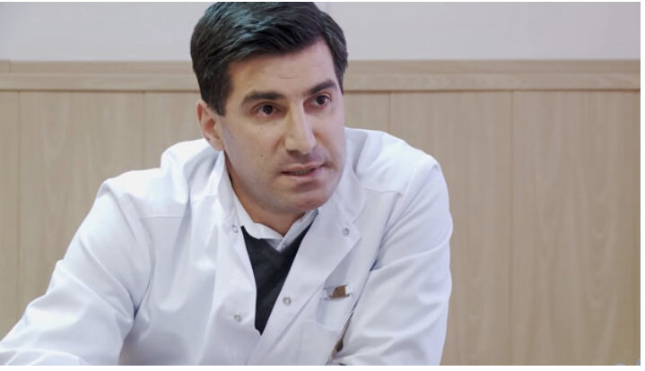 Заняв пост главврача, мужчина стал выписывать себе и «своим» умопомрачительные премии. А пациенты вынуждены сами покупать лекарства и капельницы. 