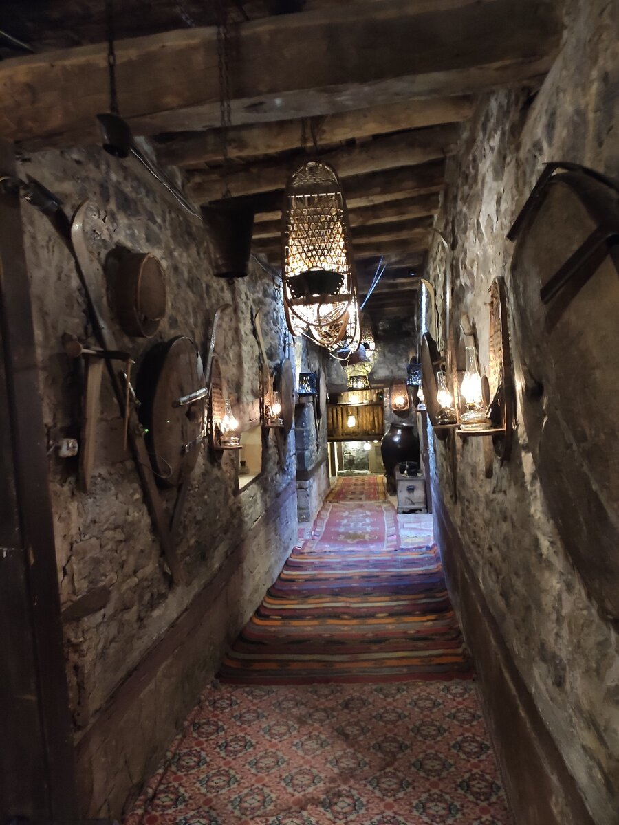 Вот такой вот узкий коридор, устланный ковром