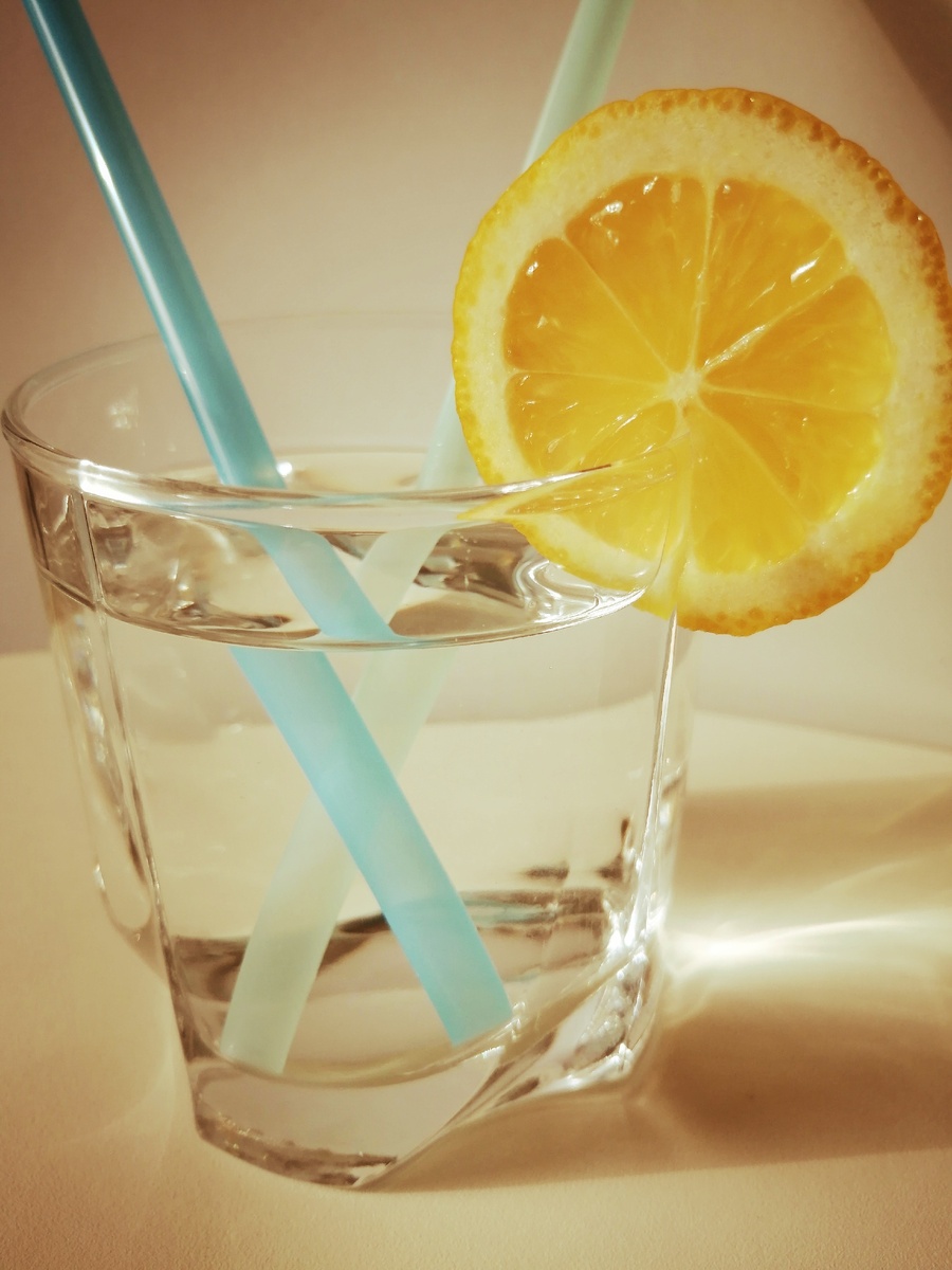 Вместо вредной пищи - стакан воды.