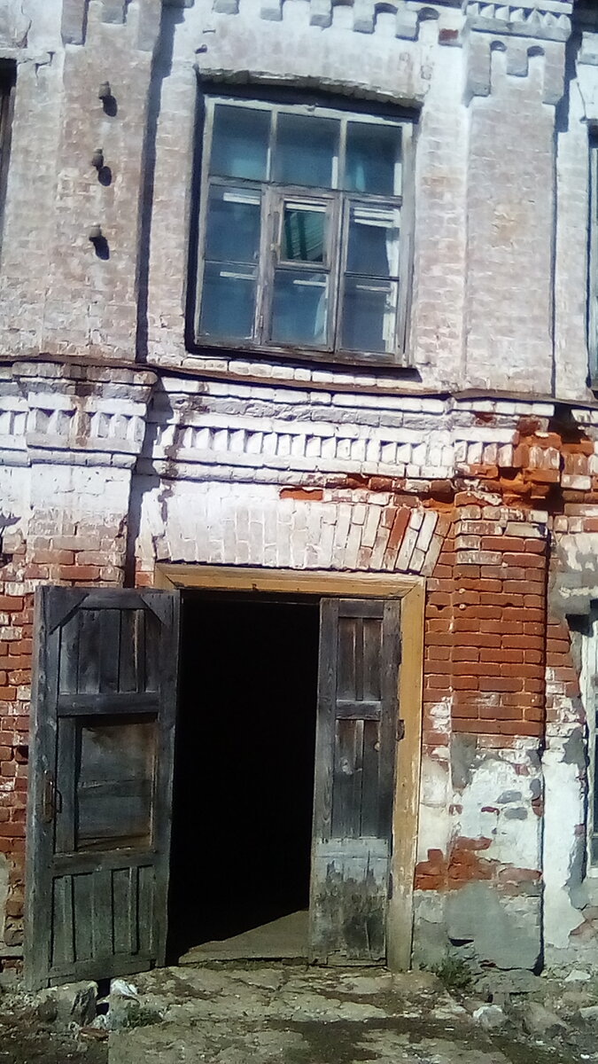 Вход в единственный подъезд дома