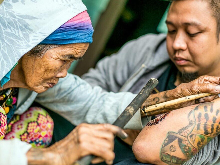 Филиппинская татуировщица 102 года. Времен также была использована