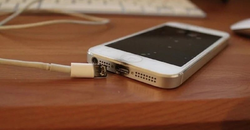 Скорее всего была использована не родная зарядка или блок питания. 