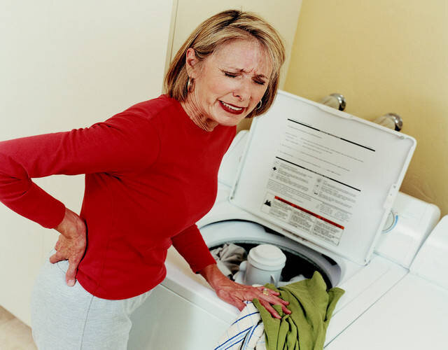 Вы наклонились, взялись за таз с выстиранным бельем, выпрямились и... о-о-о! Боль пронзила поясницу, как меч.

Что случилось? Вы сотни раз поднимали куда более тяжелые вещи.
