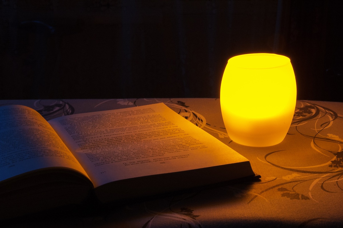 https://pixabay.com/ru/photos/книга-светильник-ночь-чтение-свеча-1824814/